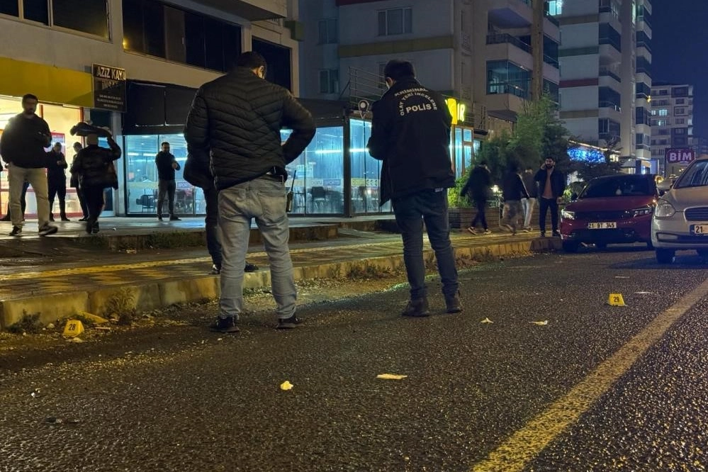 Diyarbakır’da kıraathane savaş alanına döndü: 2 kişi silahlı çatışmada yaralandı haberinin görseli