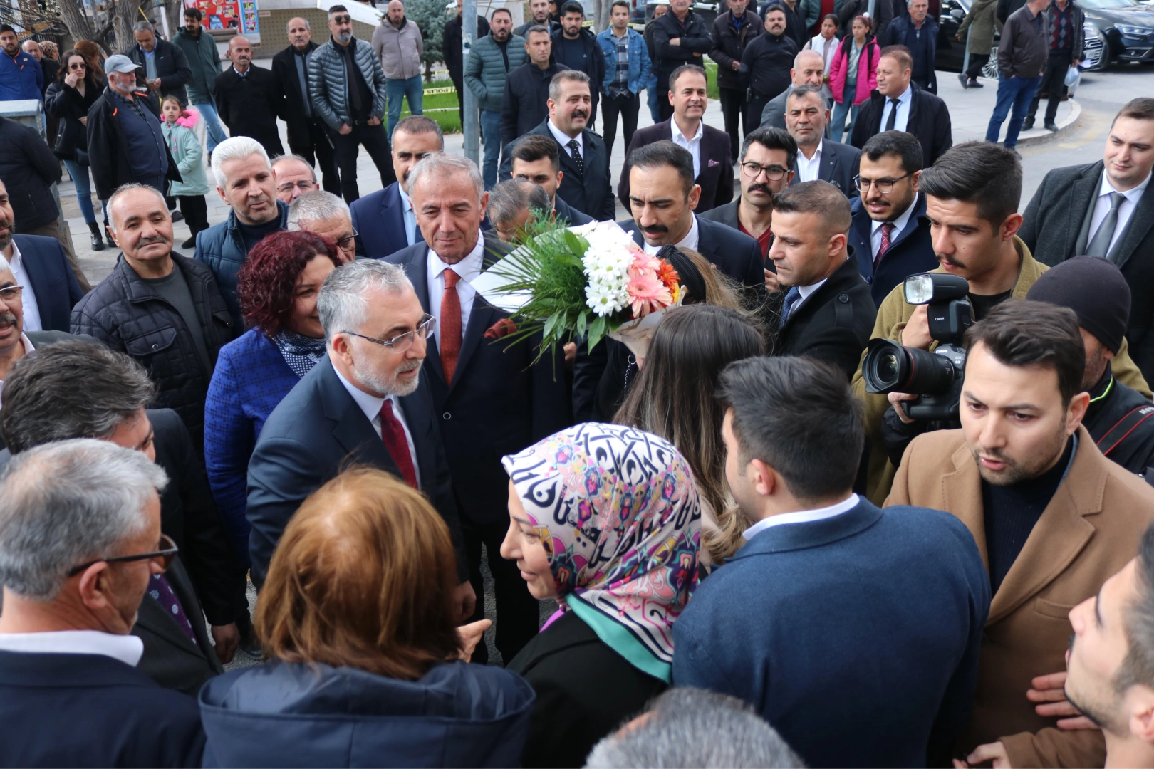 Emeklilere bir müjde de Bakan Işıkhan'dan: Marketlerde, ulaşımda...