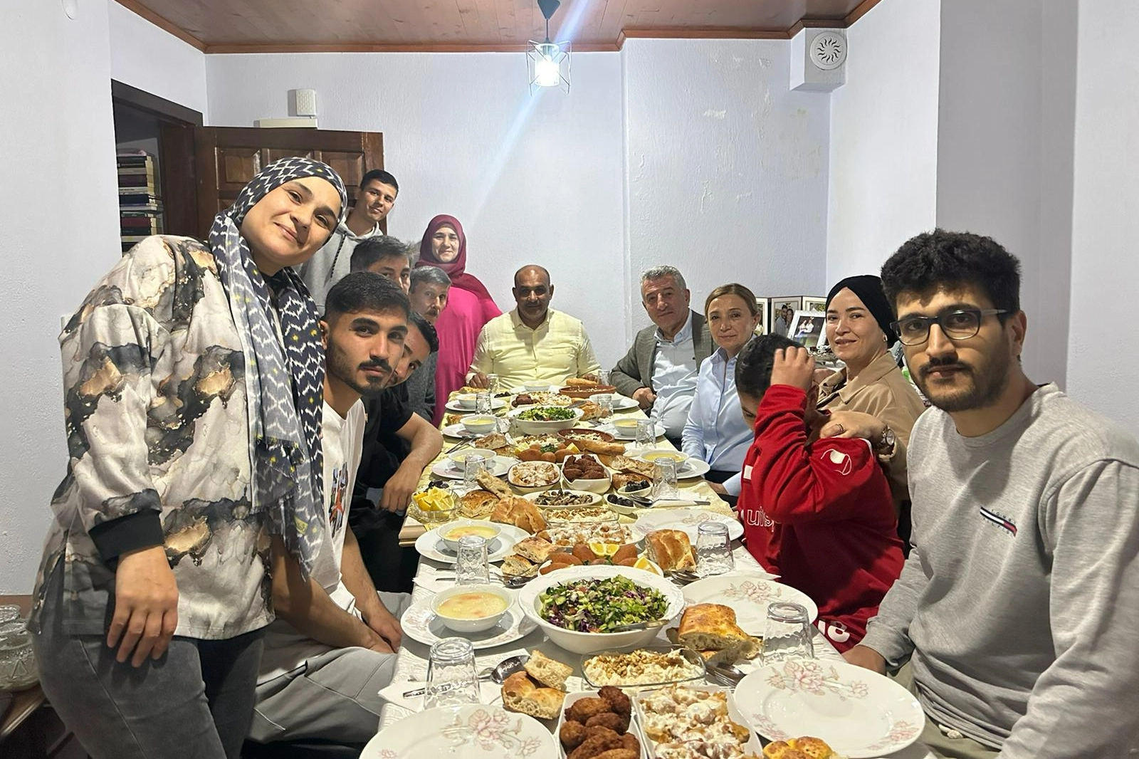 Güzelbahçe Belediye Başkan Adayı Mustafa Günay evde iftar açtı haberinin görseli