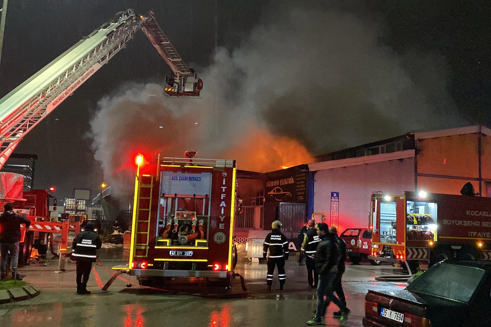 Kocaeli'de geri dönüşüm dükkanında yangın: Vatandaş sokağa döküldü