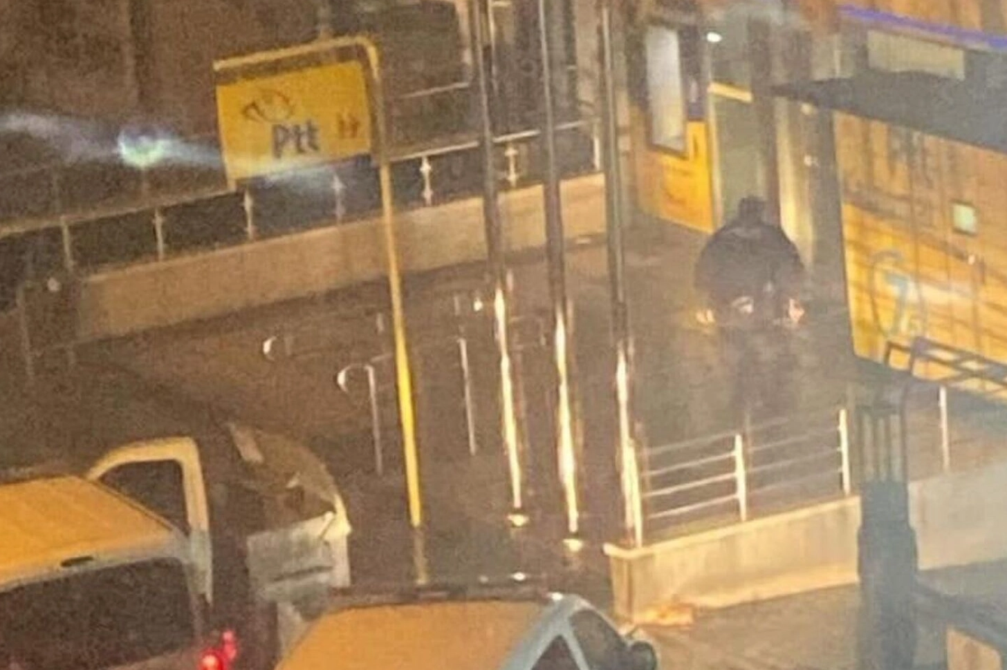Kargosunu alamadı, PTT’nin camlarını aşağı indirdi haberinin görseli