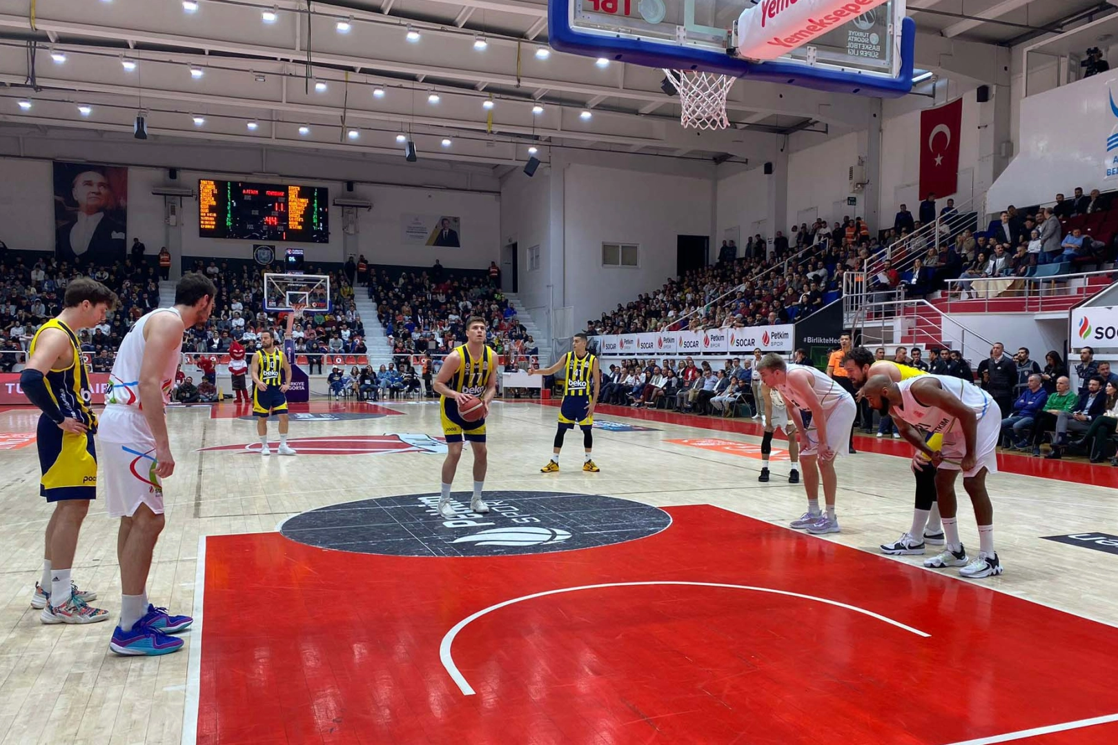 Petkimspor, Fenerbahçe Beko'ya farklı mağlup oldu haberinin görseli