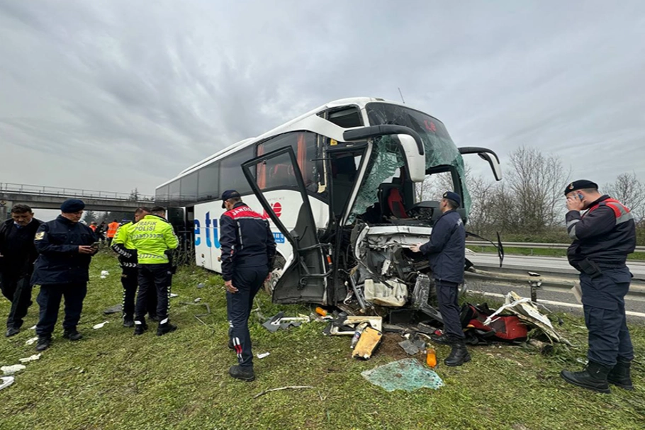 Düzce’de yolcu otobüsü refüje çarptı: Çok sayıda yaralı var