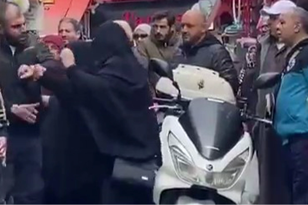 İstanbul'da çarşaflı kadını darp eden şüpheliye tutuklama haberinin görseli