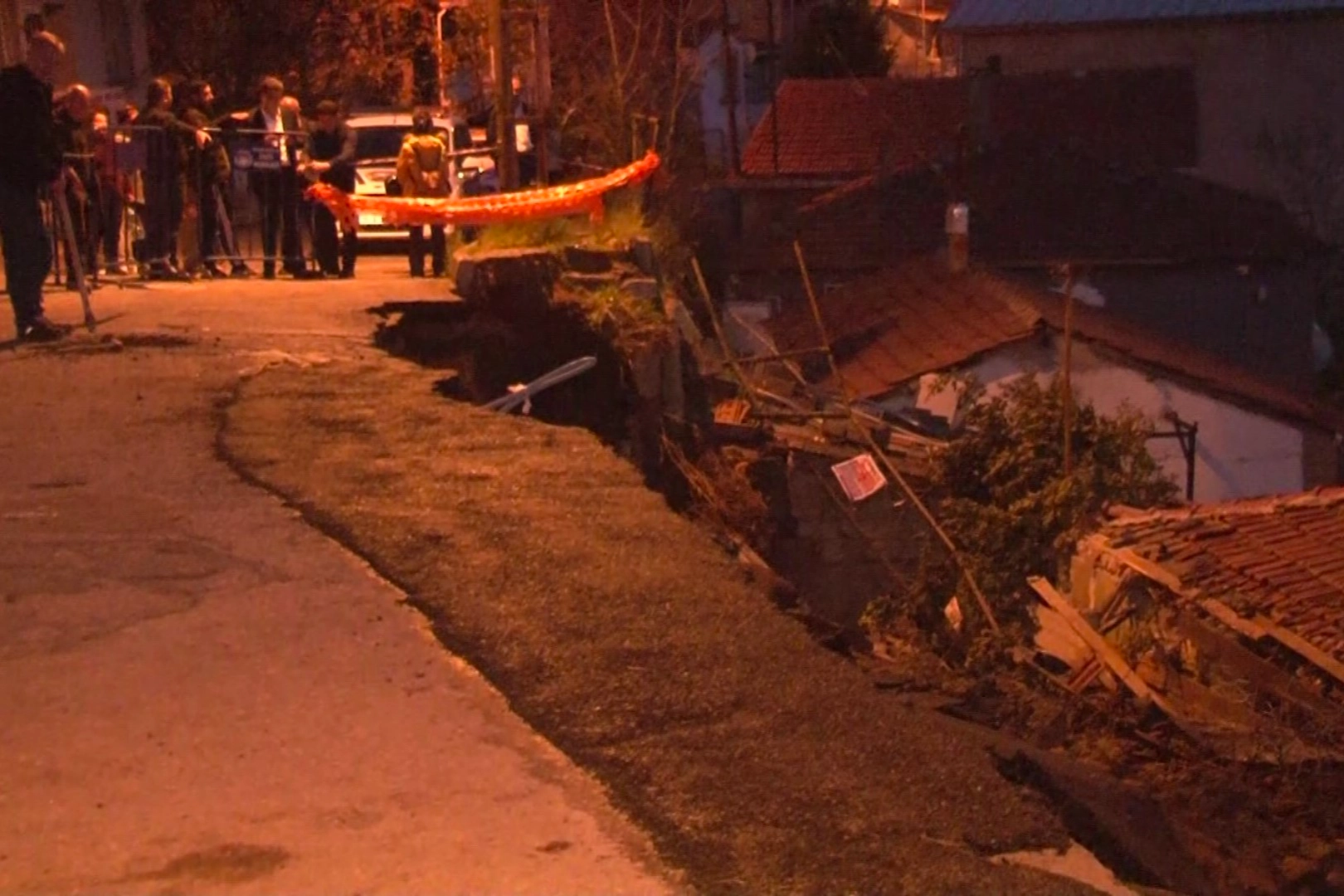 İstanbul'da yol çöktü: Mahallelinin tepkisi gecikmedi