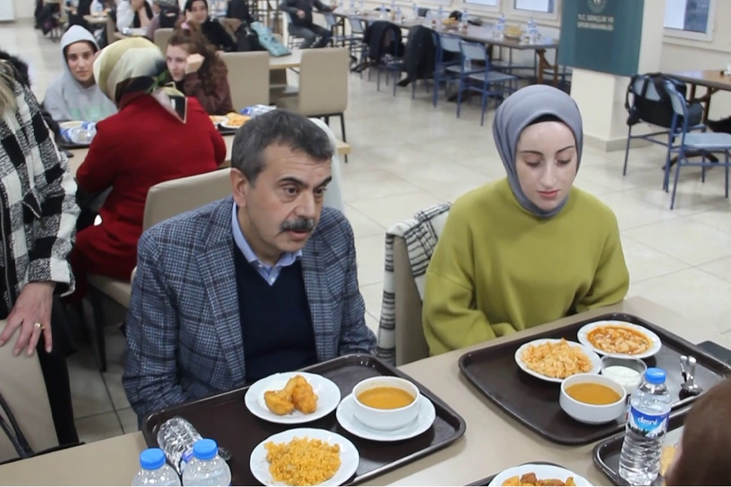 Milli Eğitim Bakanı Tekin öğrencilerle iftarda buluştu