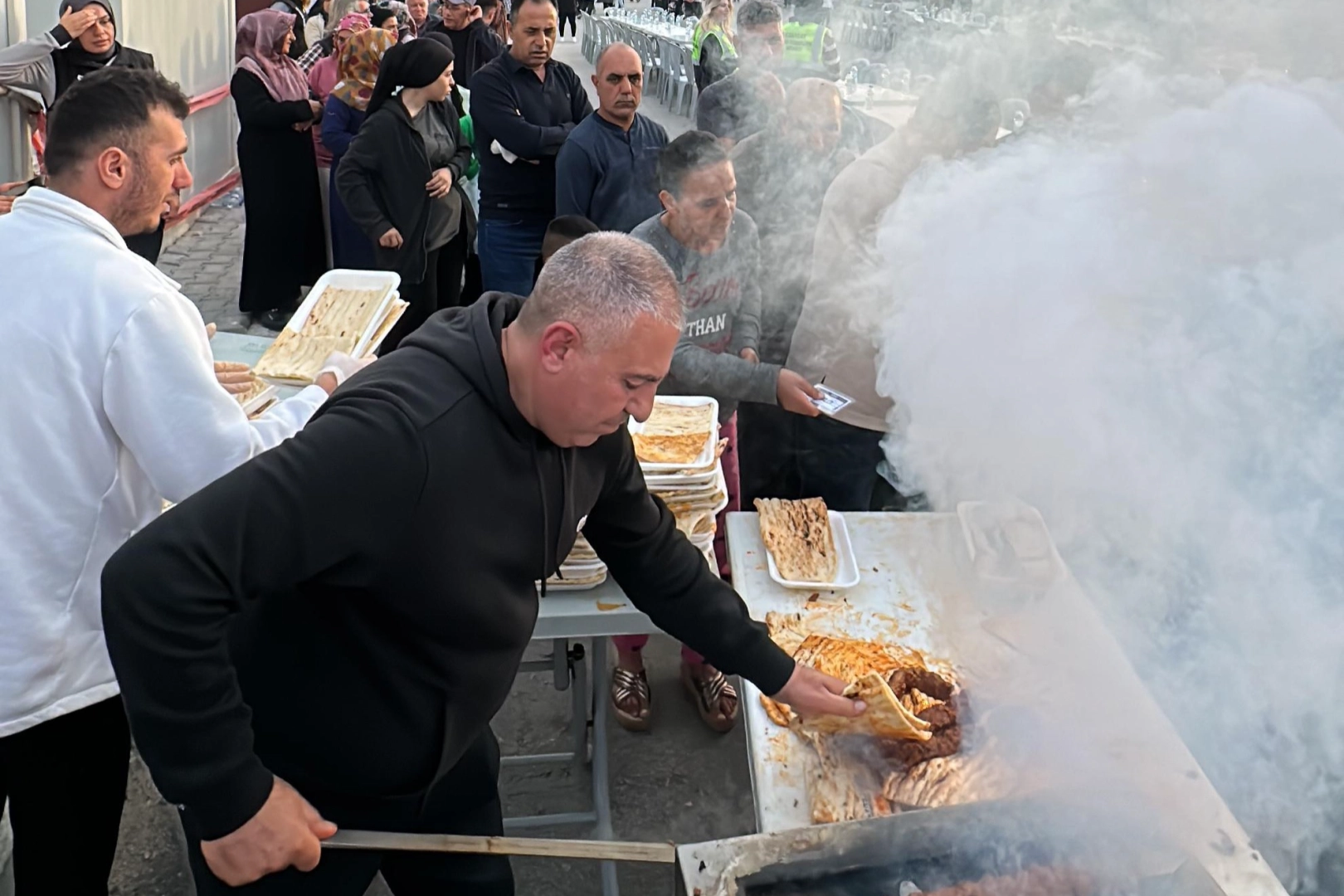 Osmaniye'de depremzedeler iftarı Adana kebap ile açtı