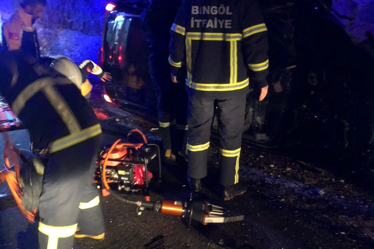 Bingöl’de istinat duvarına çarpan otomobilde bulunan 2 kişi hayatını kaybetti haberinin görseli