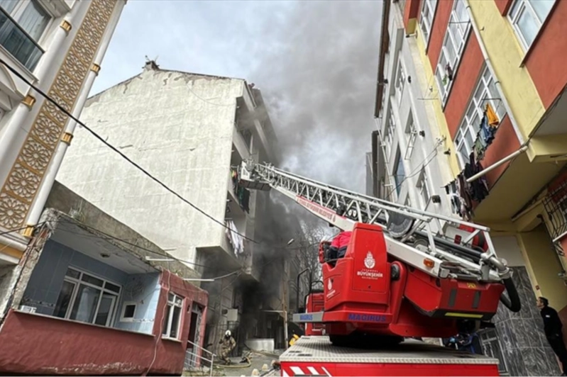 Esenyurt'ta 5 katlı binada yangın çıktı: Binada mahsur kalanlar var