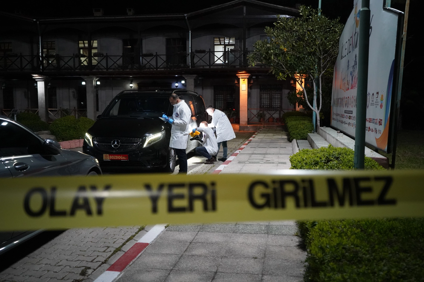 Mersin'de belediye başkan adayının aracına silahlı saldırı haberinin görseli