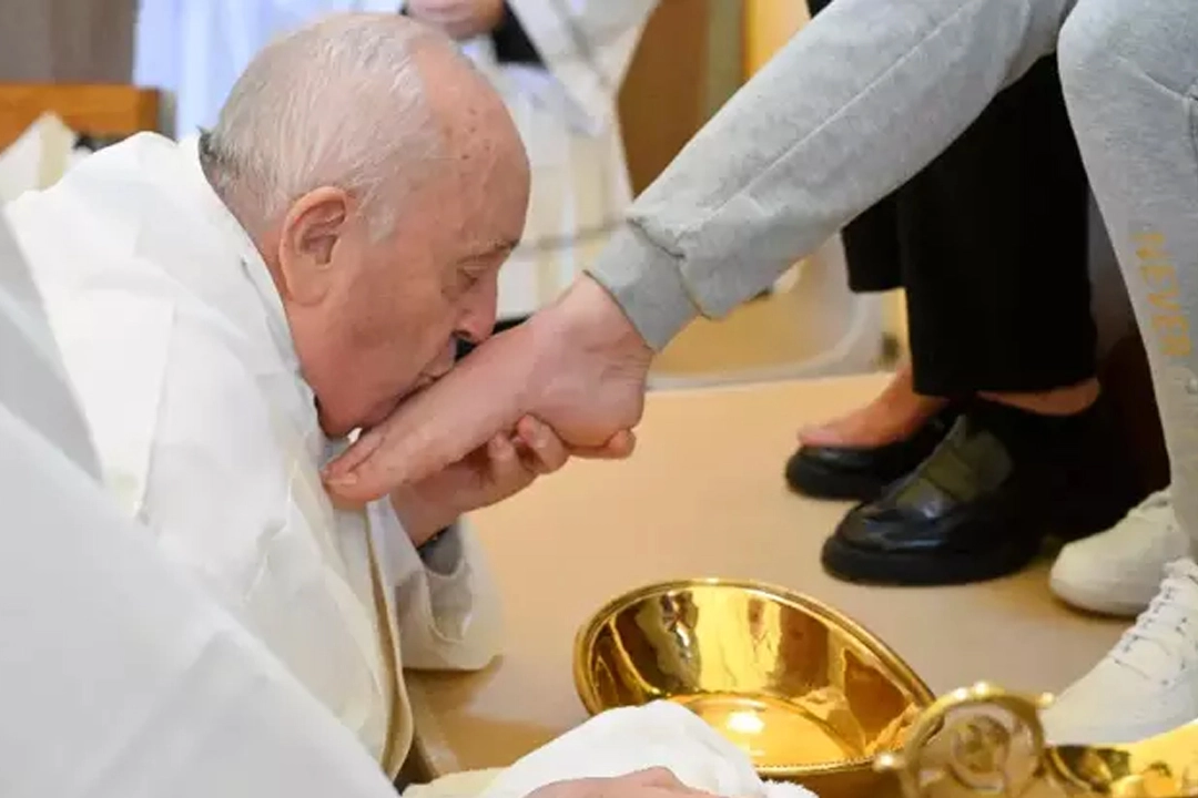 Kutsal Perşembe ritüeli: Papa Francis kadın mahkumların ayaklarını öptü haberinin görseli