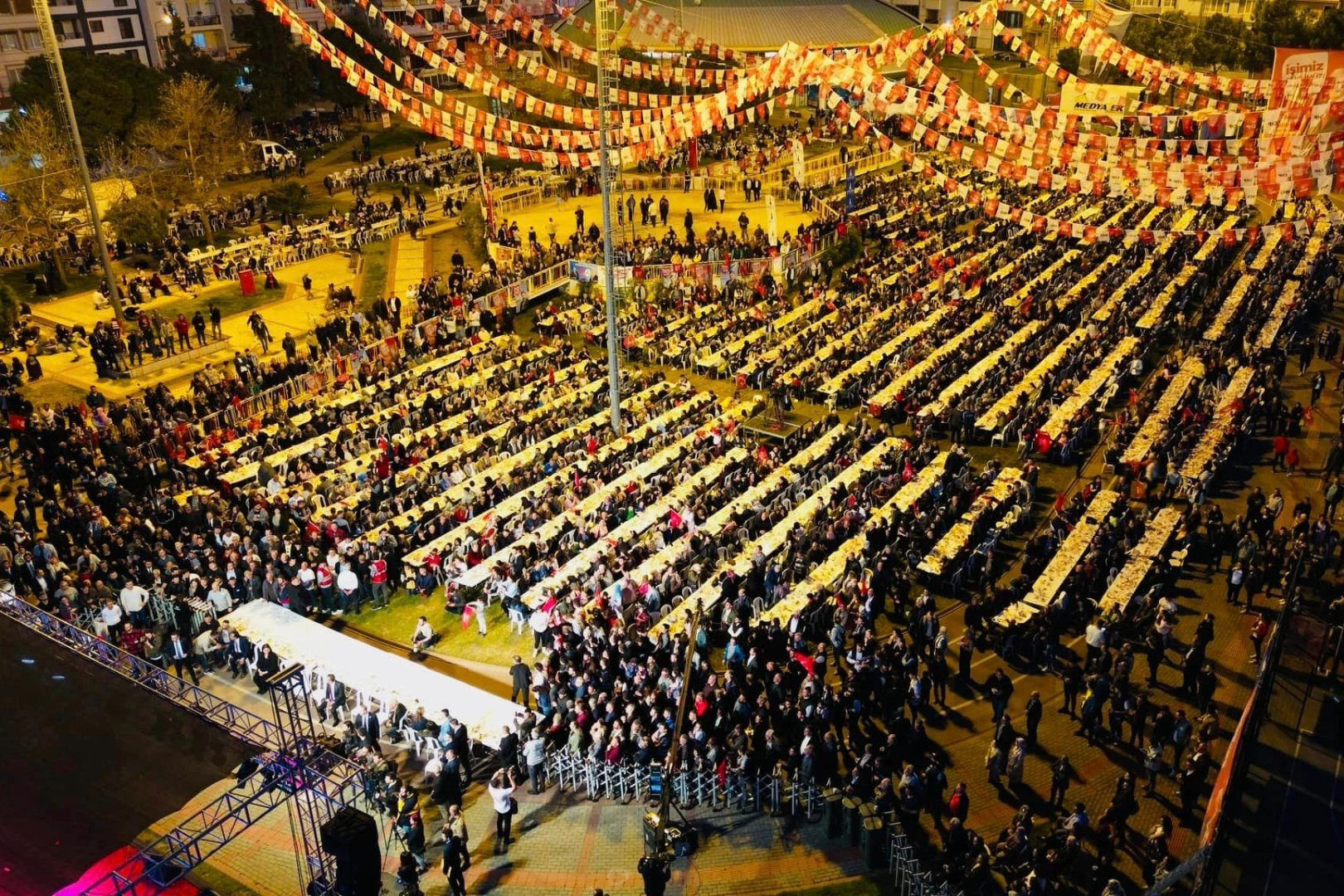 Kemalpaşalılar'dan Özgür Özel'e miting gibi karşılama