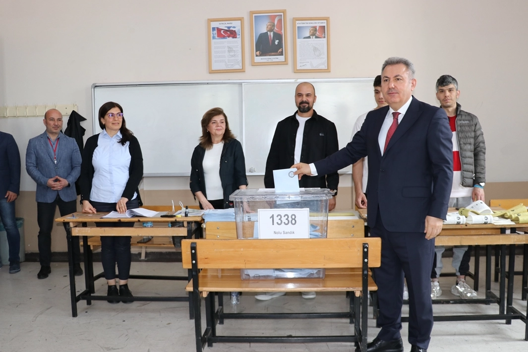 İzmir Valisi Elban, oyunu kullanmak için sandık başına gitti