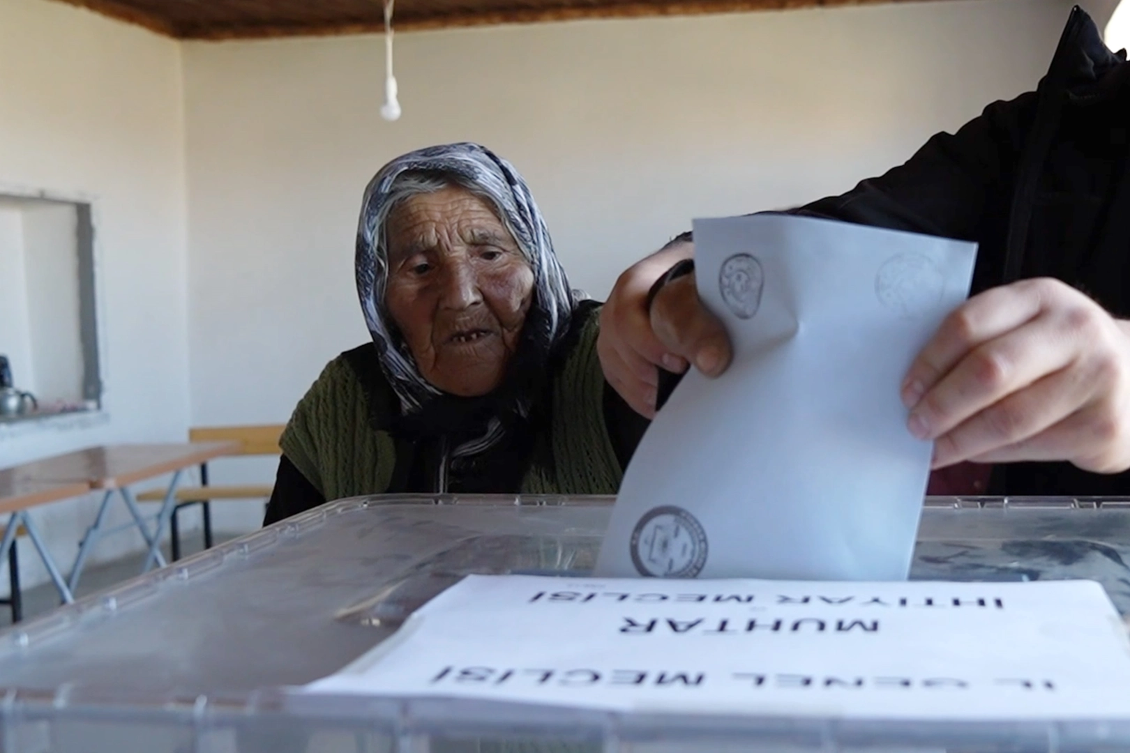 Türkiye'nin en yaşlı seçmeni oyunu kullandı