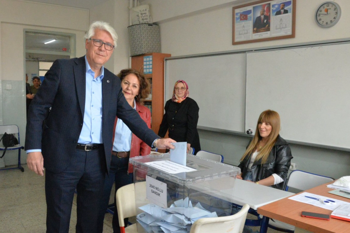 Cumhur İttifakı Buca Belediye Başkan Adayı Öztekin, oyunu kullandı