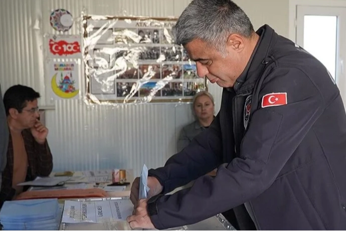 Deprem bölgesinde seçmenler sandık başına gitti