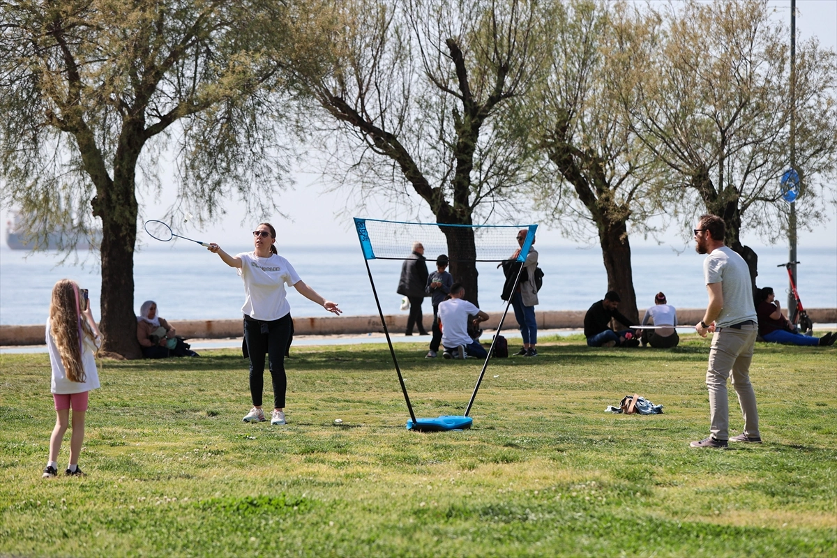 İzmir'de oyunu kullanan seçmenler kendilerini sahile attı