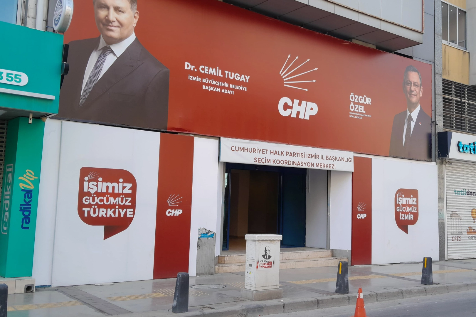 Sonuçlar 3 koldan takip edilecek: CHP İzmir'de sandık mesaisi başladı