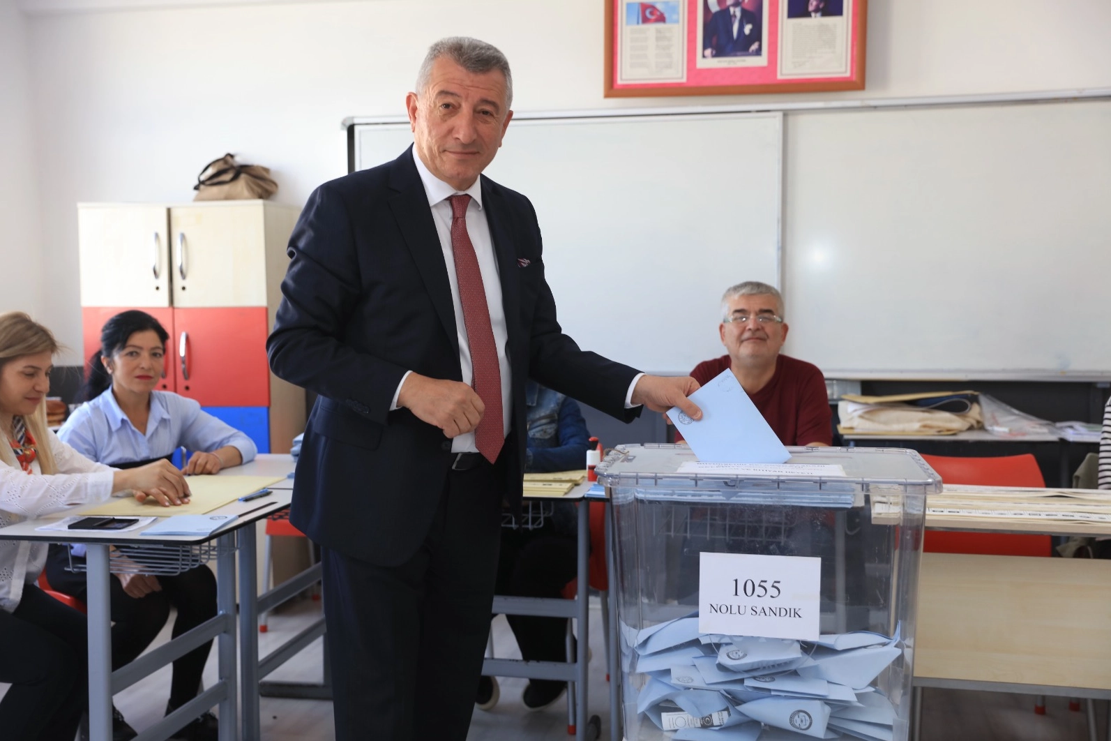 CHP Güzelbahçe Adayı Mustafa Günay oyunu kullandı