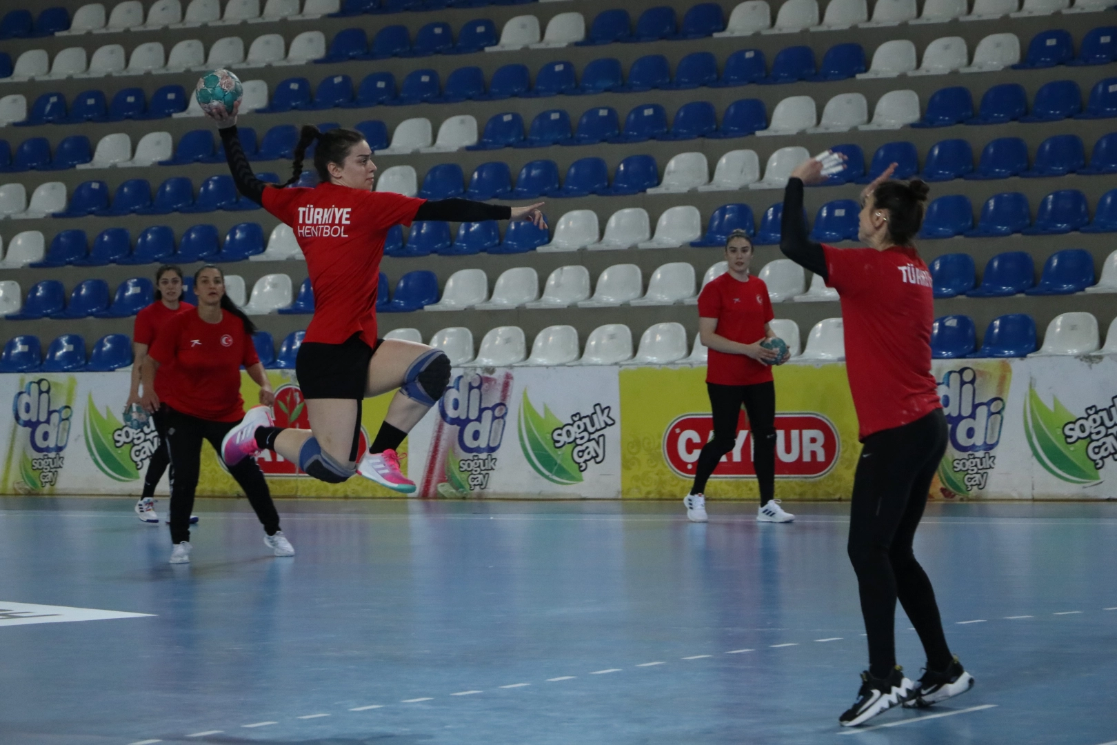 A Milli Kadın Hentbol Takımı, Rize’de Karadağ maçına hazırlanıyor haberinin görseli