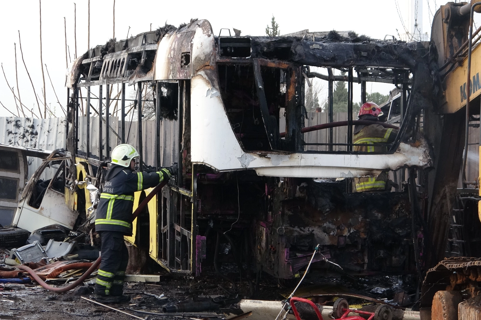Bursa'da geri dönüşüm tesisinde yangın: 6 otobüs alev alev yandı haberinin görseli
