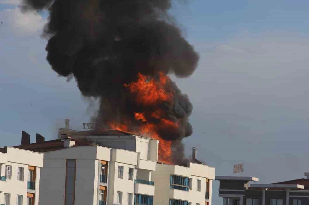 Diyarbakır'da korkutan yangın! İtfaiye eri kendini aşağı bıraktı