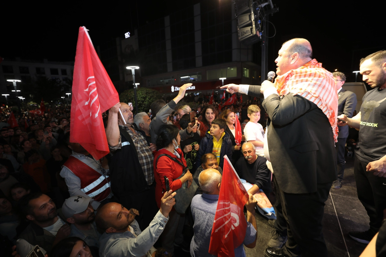 Menderes tek yürek oldu: Menderes Belediye Başkanı İlkay Çiçek’e coşkulu karşlıma