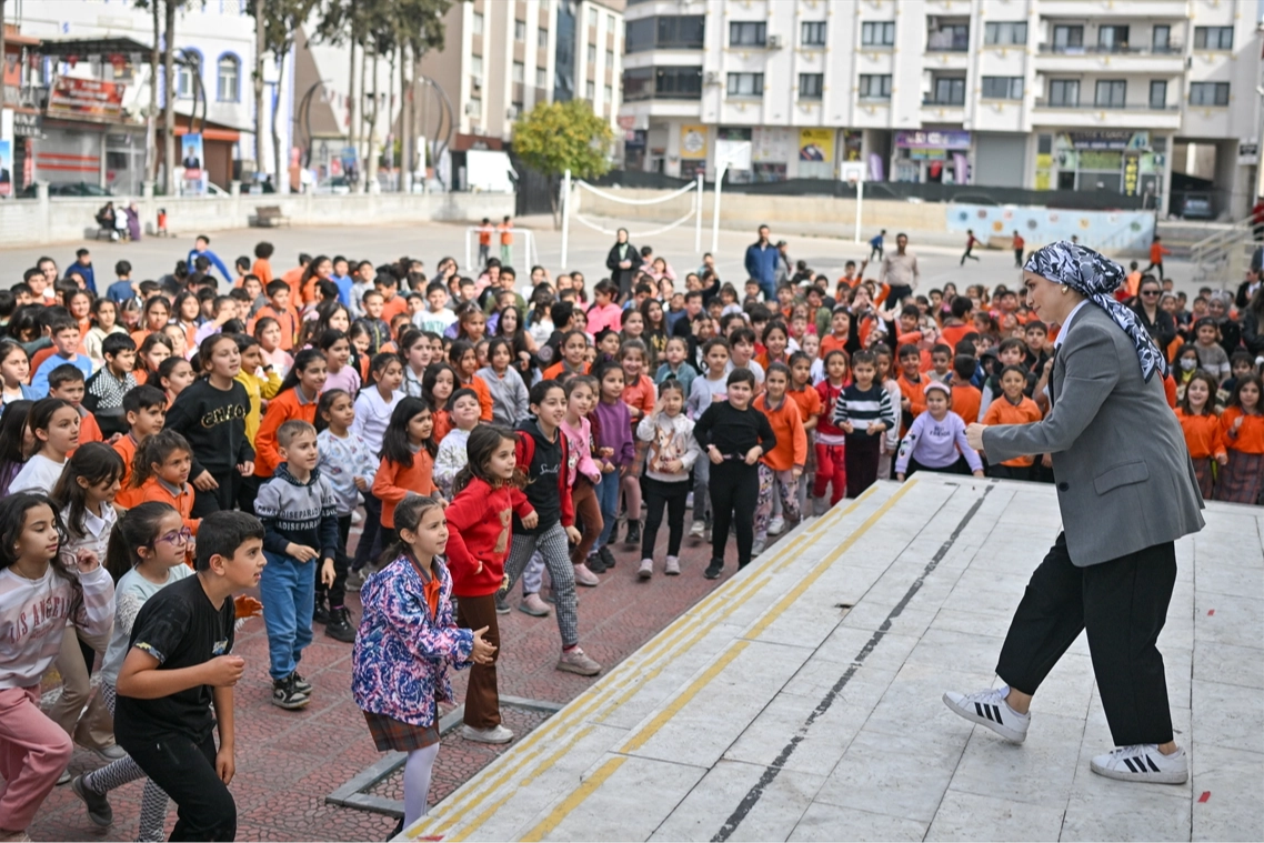 Öğrenciler zumba ile geç kalma alışkanlığına veda ediyor