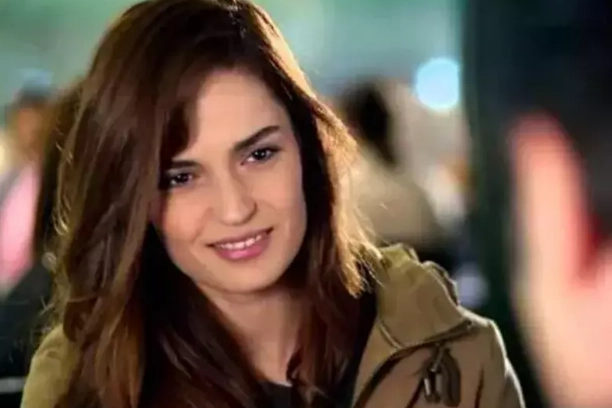Adana dizisindeki İdil karakteri ile hafızalara kazınan Selin Demiratar kimdir? haberinin görseli