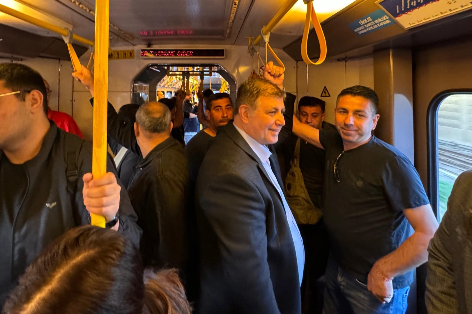 Cemil Tugay'ı metroda görenler şaşkınlığını gizleyemedi