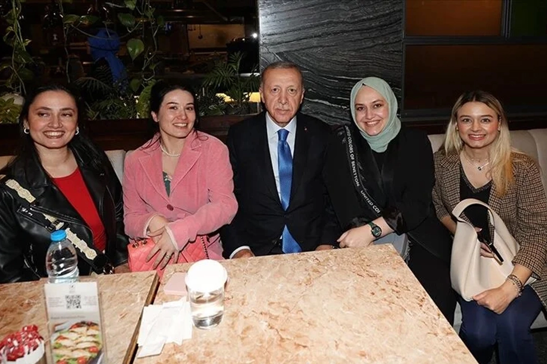 Cumhurbaşkanı Erdoğan kafede gençlerle buluştu haberinin görseli