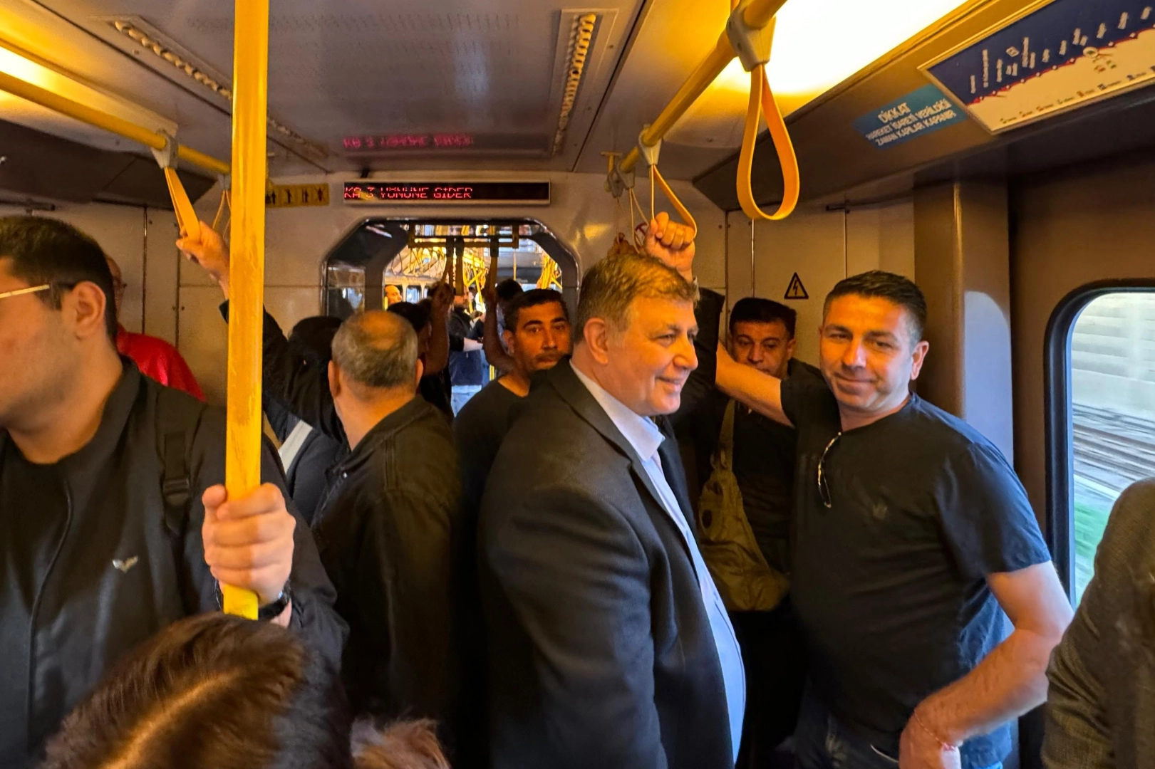 Dr. Cemil Tugay, İZBAN ve İzmir Metro'da İzmirlilerle Yolculuk Yaptı