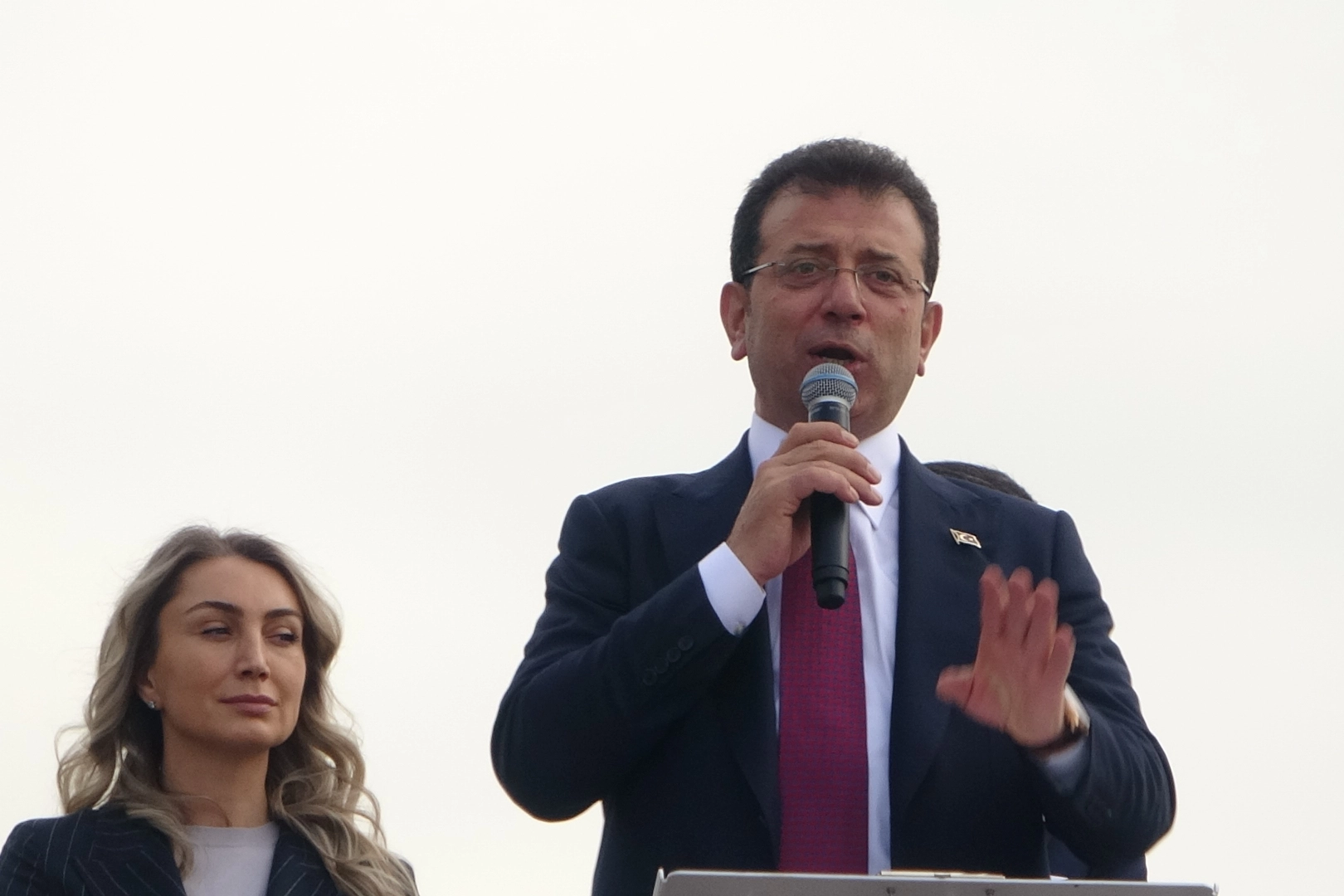 Ekrem İmamoğlu mazbatasını aldı