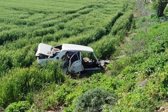 Hatay’da otomobille çarpışan Tofaş ikiye bölündü: 1 yaralı haberinin görseli