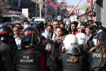 Van'da olaylar sürüyor, şehre giriş-çıkışlar kısıtlandı