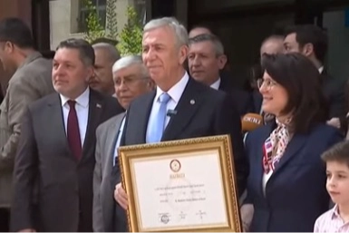 ABB Başkanı Mansur Yavaş mazbatasını aldı haberinin görseli