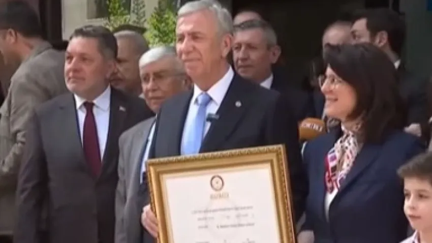 ABB Başkanı Mansur Yavaş mazbatasını aldı haberinin görseli