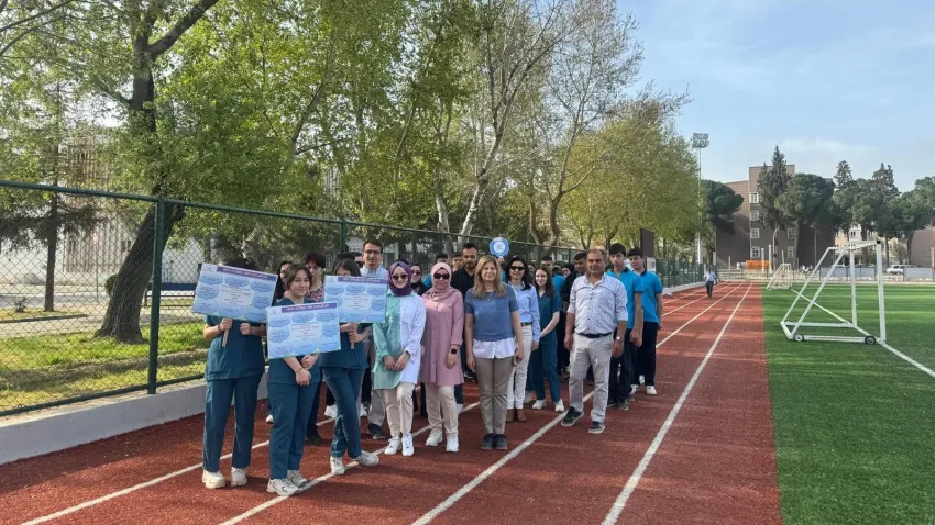 Manisa'da otizme dikkat çekmek için yürüdüler haberinin görseli