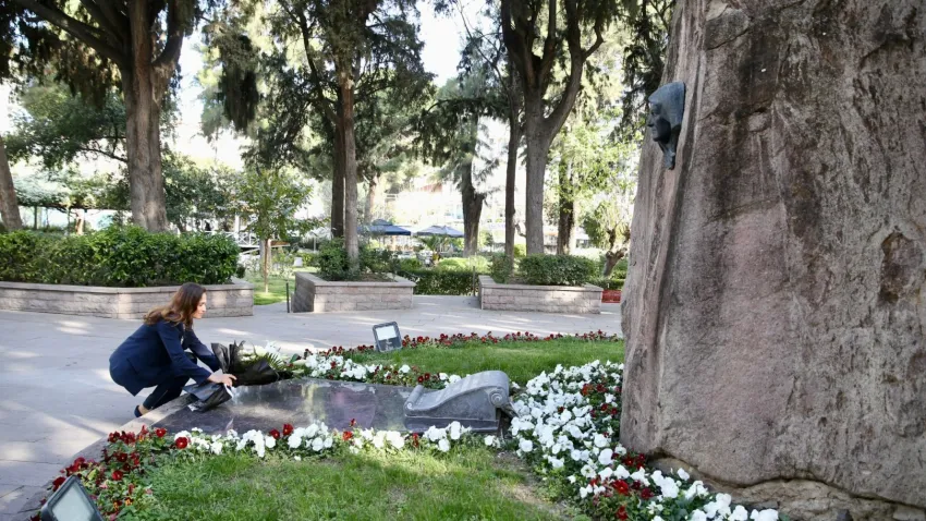 Başkan Ünsal’ın ilk ziyareti Zübeyde Hanım’a