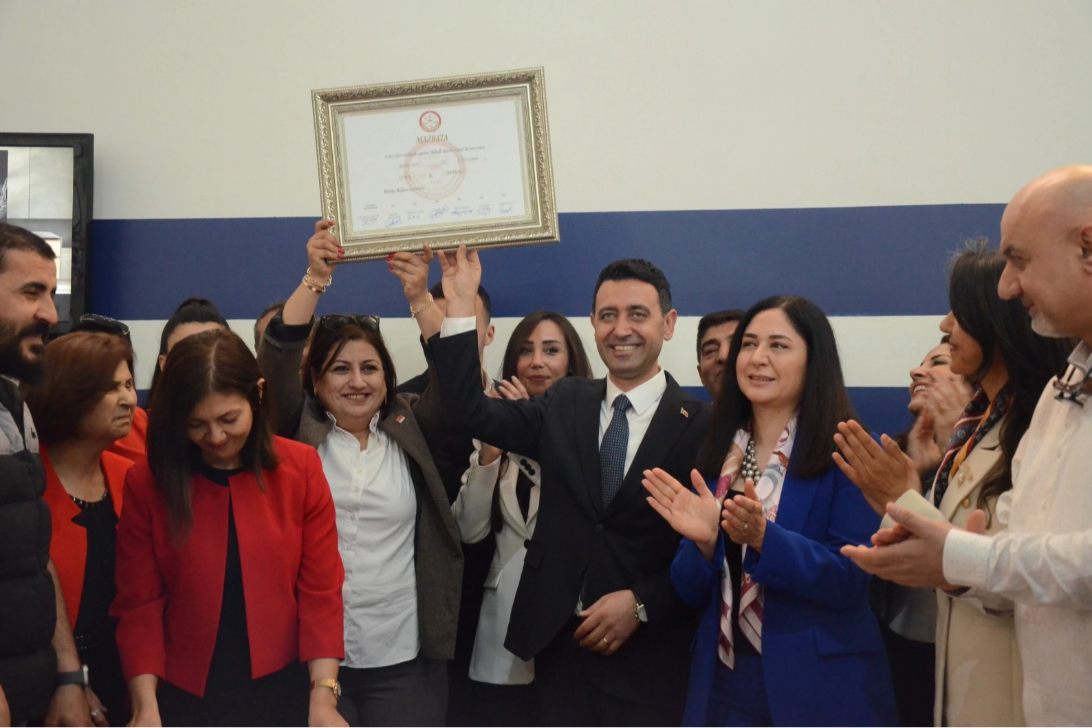 Bayraklı’da mazbata heyecanı: İrfan Önal başkanlığını resmileştirdi haberinin görseli