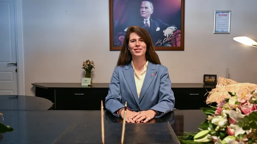 Çeşme'nin ilk kadın belediye başkanı Lal Denizli, görevine başladı