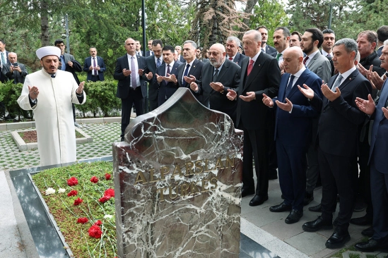 Cumhurbaşkanı Erdoğan, Alparslan Türkeş'i kabri başında andı