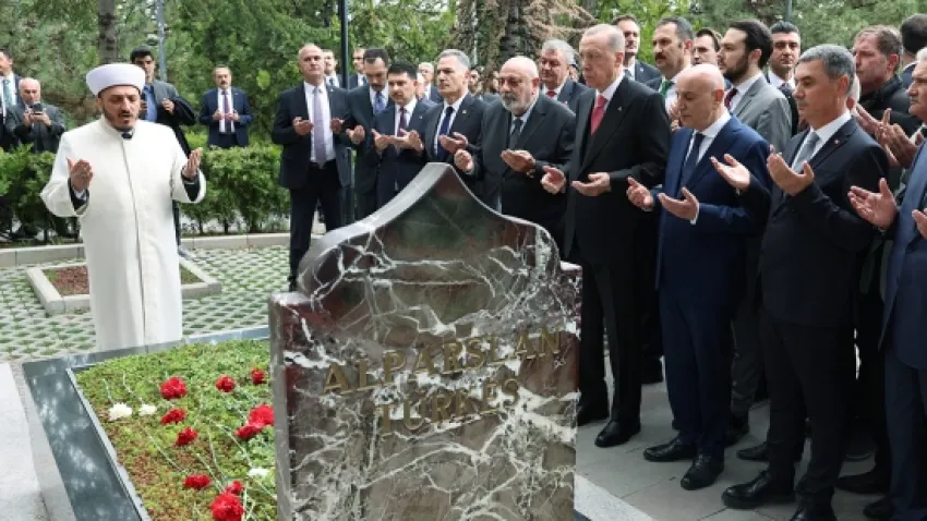 Cumhurbaşkanı Erdoğan, Alparslan Türkeş'i kabri başında andı