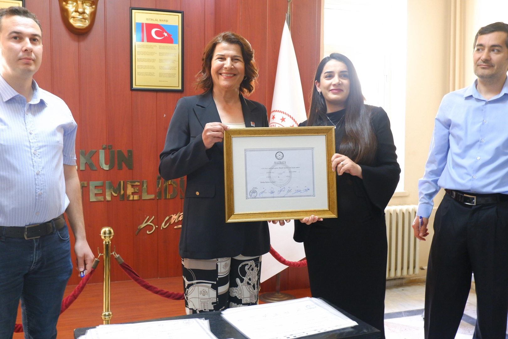 Foça’nın ilk kadın başkanı mazbatasını aldı haberinin görseli