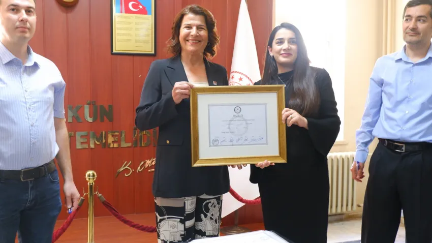 Foça’nın ilk kadın başkanı mazbatasını aldı