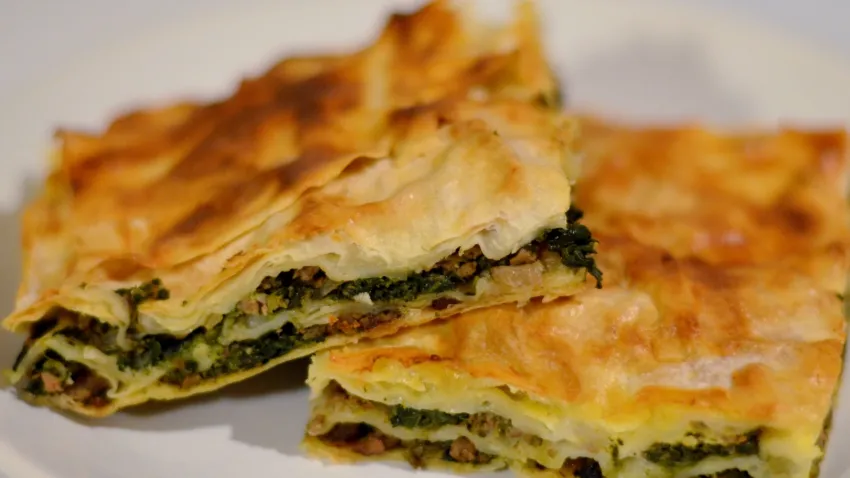 Ispanaklı su böreği tarifi… Gelinim Mutfakta Ispanaklı su böreği nasıl yapılır? Ispanaklı su böreği malzemeleri neler? haberinin görseli