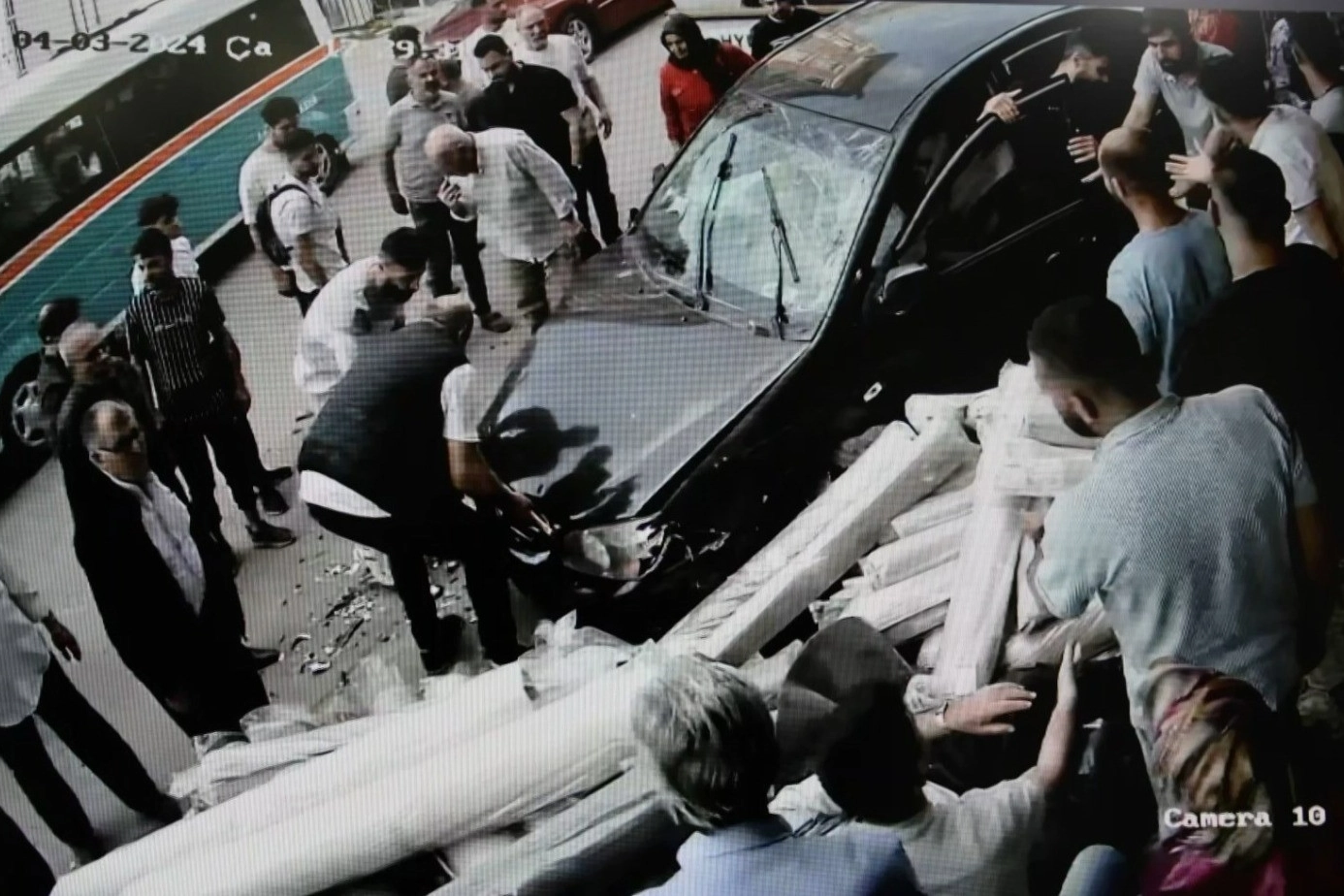 İzmir’de otomobilin iş yerine daldığı anlar kameralara yansıdı haberinin görseli