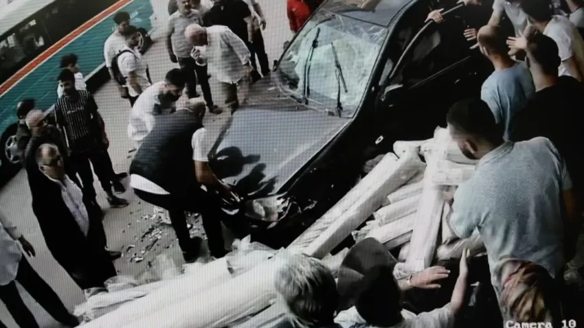 İzmir’de otomobilin iş yerine daldığı anlar kameralara yansıdı