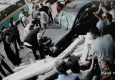 İzmir’de otomobilin iş yerine daldığı anlar kameralara yansıdı