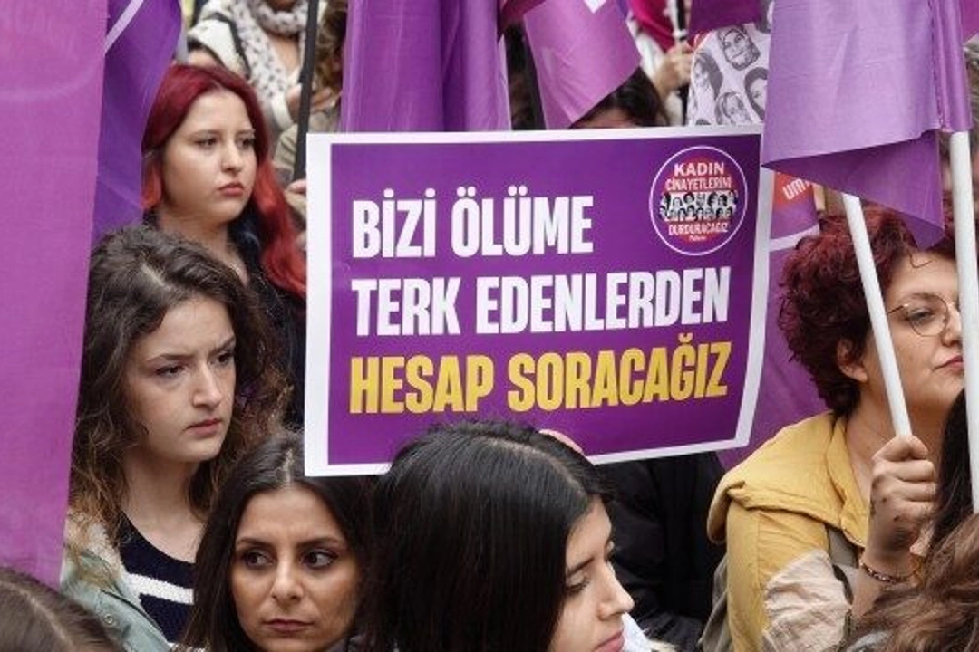 Mart ayında 25 kadın öldürüldü… Şiddet boyut değiştirerek sürmeye devam ediyor! haberinin görseli
